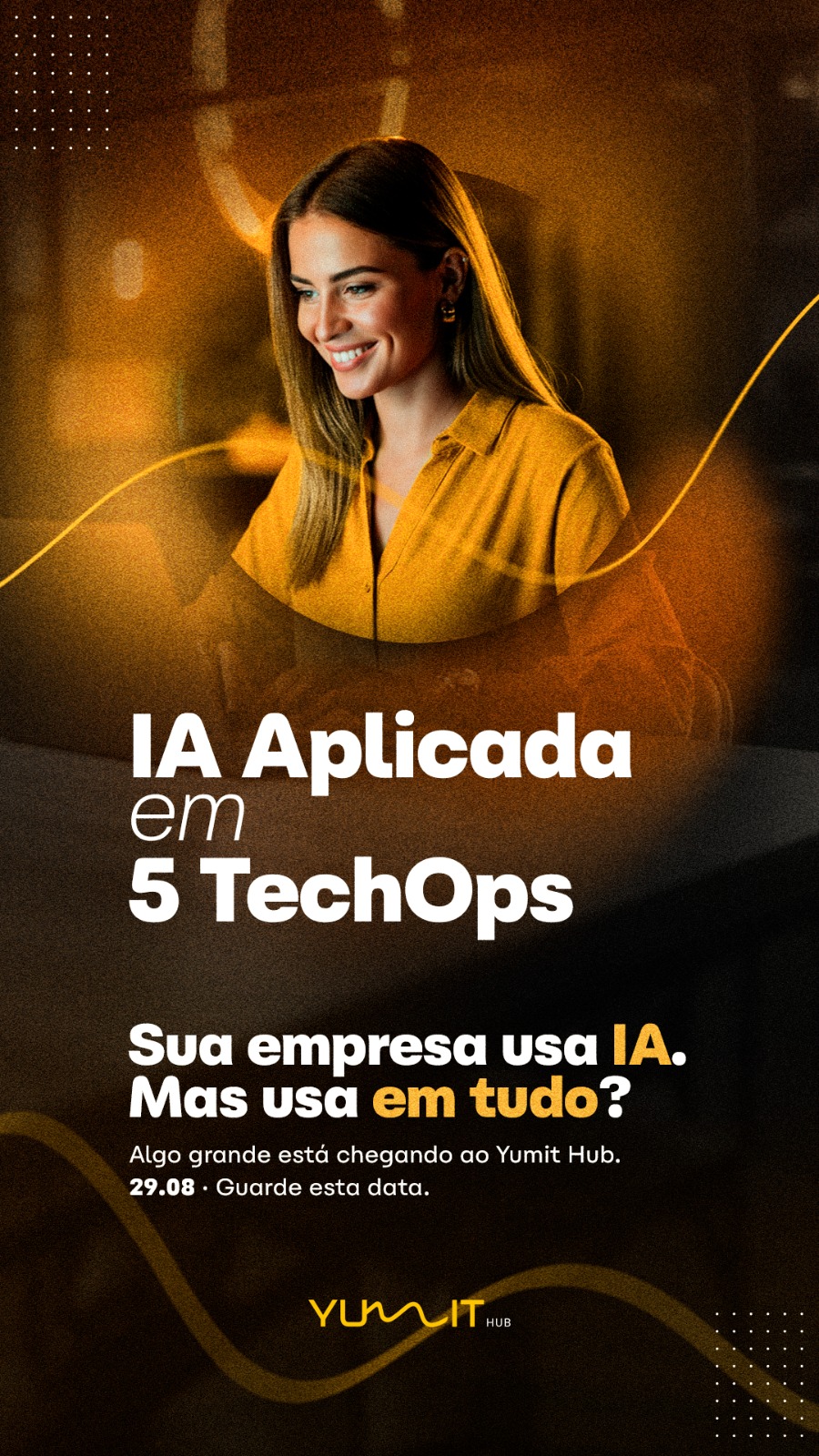 Profissional sorrindo em ambiente com luzes douradas, clima da imersão IA Aplicada em 5 TechOps